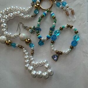 Pearl pretty blue bundle! Includes- eyeglass chain,bracelet,earrings,keychain. 🦋